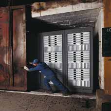 [Bild: Ein Arbeiter &ouml;ffnet einen Bunker, der wie ein gut gesicherter Serverraum anmutet] 