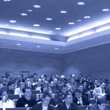 [Bild: Der gef&uuml;llte H&ouml;rsaal in unserem Hause] 